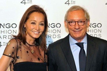 Um amigo de infância de Andic, Lluís Bassat, foi fundamental para impulsionar a publicidade da Mango, que utilizou modelos internacionais como Kate Moss (na imagem com a estilista Carolina Herrera) para promover sua imagem. -  (crédito: Europa Press via Getty Images)