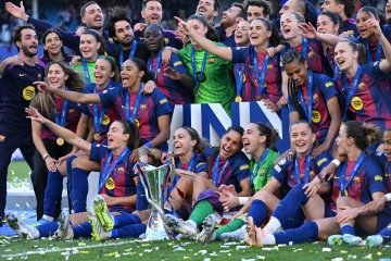 Elenco do Barcelona comemora título conquistado no gramado  -  (crédito:  AFP)