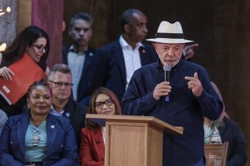 Em evento da nova sede da Fiocruz no Rio, o presidente Luiz Inácio Lula da Silva pediu ao governador em exercício Ricardo Couto medidas contra corrupção e milícias     -  (crédito: Tomaz Silva/Agência Brasil)