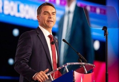 Flávio Bolsonaro vai aos EUA em busca de Trump e agenda positiva em meio a crise e sob olhar atento do governo Lula -  (crédito: Reuters) -Flávio Bolsonaro vai aos EUA em busca de Trump e agenda positiva em meio a crise e sob olhar atento do governo Lula -  (crédito: Reuters)