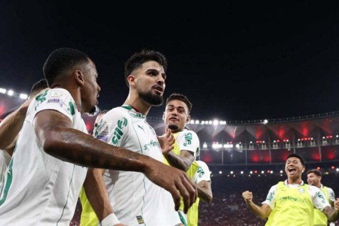 Flaco López marca e é celebrado pelos companheiros logo após abrir o placar para o Palmeiras diante do Flamengo -  (crédito: foto: Cesar Greco/Palmeiras)