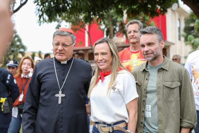 Arcebispo de Brasilia, dom Paulo Cezar Costa, Celina Leão e Gustavo Rocha na Festa do Divino - (crédito: Agência Brasília/ Lucio Bernardo Jr ) Arcebispo de Brasilia, dom Paulo Cezar Costa, Celina Leão e Gustavo Rocha na Festa do Divino - (crédito: Agência Brasília/ Lucio Bernardo Jr )