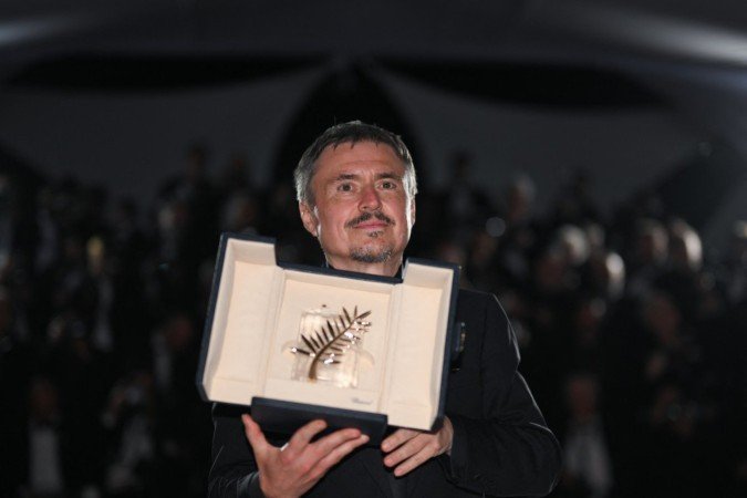O diretor Cristian Mungiu levou a Palma de Ouro pelo filme 'Fjord' - (crédito: Olivier CHASSIGNOLE / AFP) O diretor Cristian Mungiu levou a Palma de Ouro pelo filme 'Fjord' - (crédito: Olivier CHASSIGNOLE / AFP)