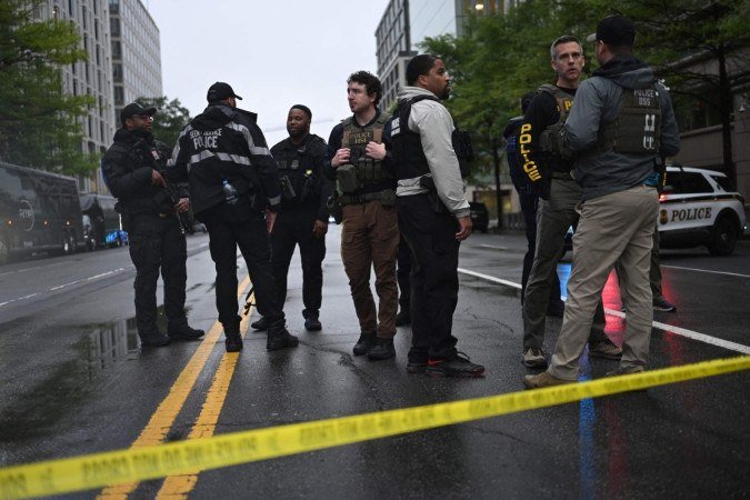  Armed police stand on a blocked street near a crime scene not far from the White House in Washington, DC, on May 23, 2026. Police and security forces swarmed the area around the White House on the evening of May 23 after reports of shots fired, AFP journalists said. US President Donald Trump was at the White House at the time as he worked to negotiate a deal with Iran. (Photo by Alex WROBLEWSKI / AFP)
      
