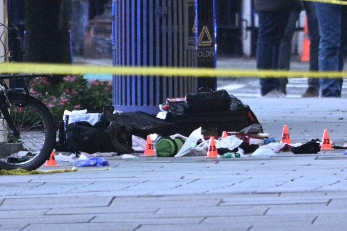  Police tape blocks off a crime scene with evidence markers seen on a sidewalk on 17th and Pennsylvania Ave near the White House in Washington, DC, on May 23, 2026. Police and security forces swarmed the area around the White House on the evening of May 23 after reports of shots fired, AFP journalists said. US President Donald Trump was at the White House at the time as he worked to negotiate a deal with Iran. (Photo by Brendan SMIALOWSKI / AFP)
      