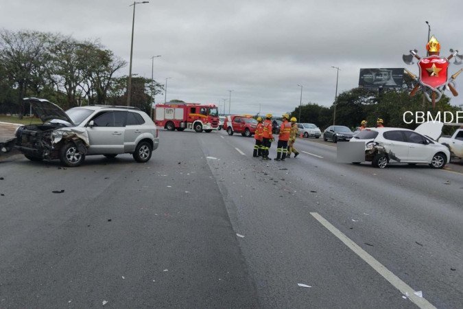 Colisão entre dois carros interdita Eixão e provoca congestionamento - (crédito: CBMDF/Divulgação) Colisão entre dois carros interdita Eixão e provoca congestionamento - (crédito: CBMDF/Divulgação)