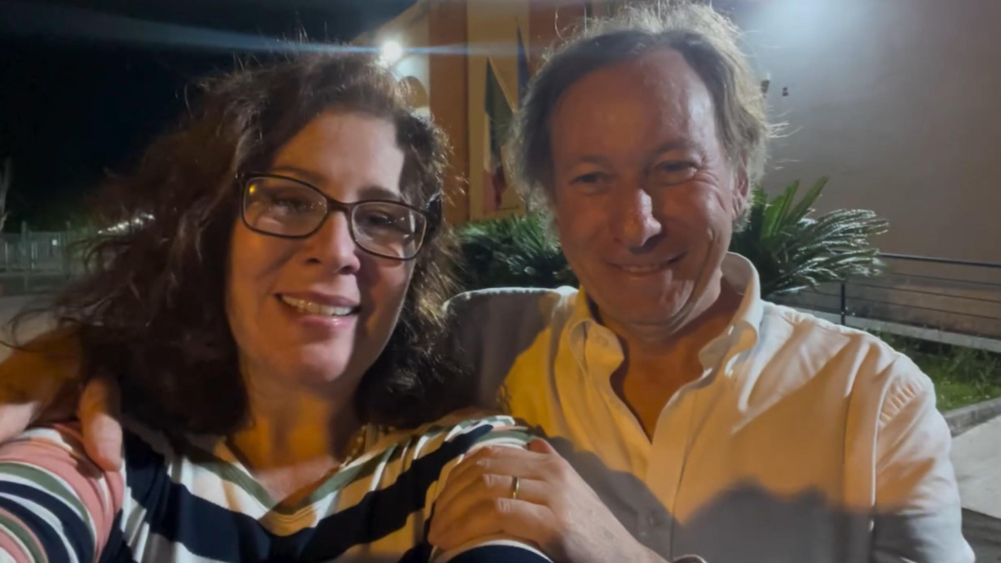  A ex-deputada Carla Zambelli e o advogado Pieremilio Sammarco ap&oacute;s libera&ccedil;&atilde;o de pris&atilde;o italiana  Reprodu&ccedil;&atilde;o/redes sociais