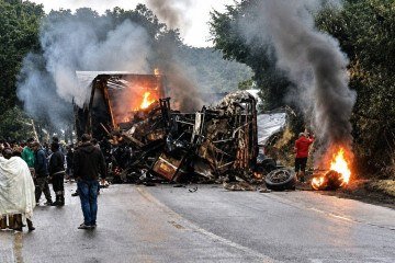 Destro&ccedil;os dos ve&iacute;culos foram engolidos pelas chamas no segmento em curva da BR-251. Cinco morreram e outros cinco se feriram -  (crédito: CBMMG)