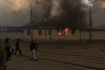 Bombardeio deixou mortos e feridos na capital ucraniana e ampliou a tensão internacional sobre a guerra  -  (crédito: ROMAN PILIPEY/AFP)