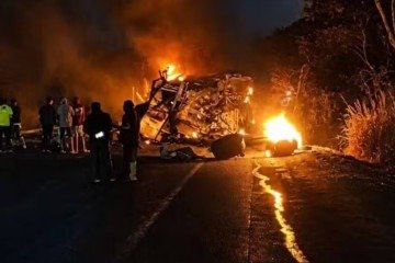 A batida entre um ônibus e um caminhão na BR-251 foi seguida por um incêndio, que dificultou o trabalho dos bombeiros no resgate das vítimas  -  (crédito:  Divulgação/ Corpo de Bombeiros-MG)
