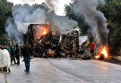 Destro&ccedil;os dos ve&iacute;culos foram engolidos pelas chamas no segmento em curva da BR-251. Cinco morreram e outros cinco se feriram -  (crédito: CBMMG)