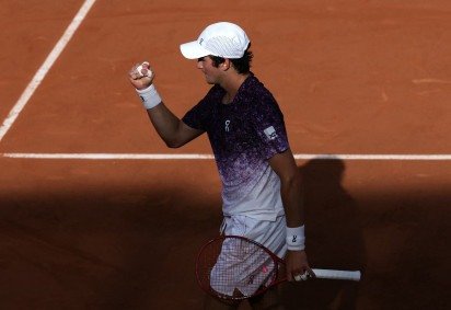 O brasileiro entra em quadra na manhã desta quarta-feira (26/5) e busca a segunda vitória no Grand Slam, caso avance, pode enfrentar o sérvio Novak Djokovic na terceira rodada. -  (crédito:  AFP) -O brasileiro entra em quadra na manhã desta quarta-feira (26/5) e busca a segunda vitória no Grand Slam, caso avance, pode enfrentar o sérvio Novak Djokovic na terceira rodada. -  (crédito:  AFP)