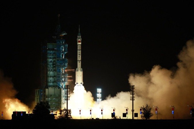 Um foguete Longa Marcha-2F, transportando a espaçonave Shenzhou-23 e uma tripulação de três astronautas, decola do Centro de Lançamento de Satélites de Jiuquan, no Deserto de Gobi, no noroeste da China, em 24 de maio de 2026 Caption - (crédito: CN-STR / AFP) Um foguete Longa Marcha-2F, transportando a espaçonave Shenzhou-23 e uma tripulação de três astronautas, decola do Centro de Lançamento de Satélites de Jiuquan, no Deserto de Gobi, no noroeste da China, em 24 de maio de 2026 Caption - (crédito: CN-STR / AFP)