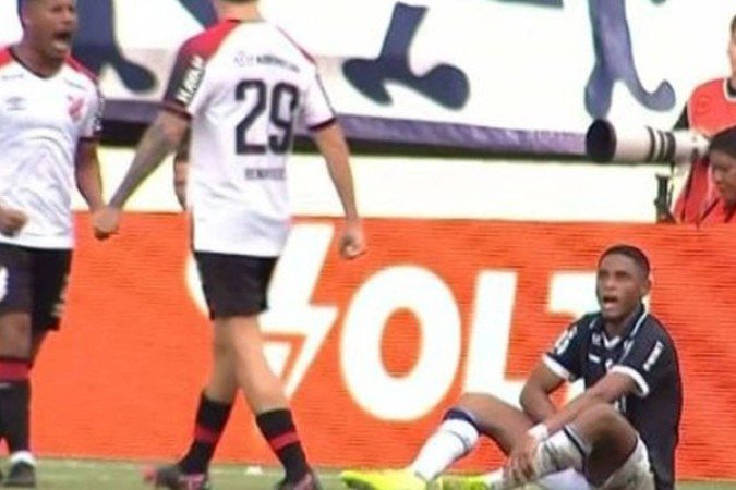 Jajá, do Remo, faz gesto obsceno e éxpulso de jogo - (crédito: Foto: Reprodução) Jajá, do Remo, faz gesto obsceno e éxpulso de jogo - (crédito: Foto: Reprodução)