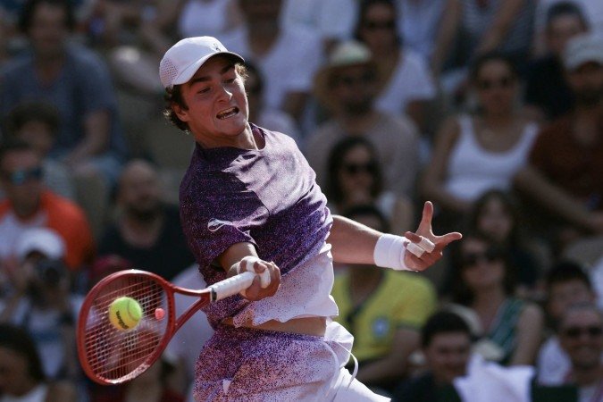Após 3h28 minutos de jogo, o brasileiro venceu mais uma em Roland Garros e medirá forças contra o sérvio na próxima fase.
- (crédito: Alain Jocard/AFP ) Após 3h28 minutos de jogo, o brasileiro venceu mais uma em Roland Garros e medirá forças contra o sérvio na próxima fase.
- (crédito: Alain Jocard/AFP )