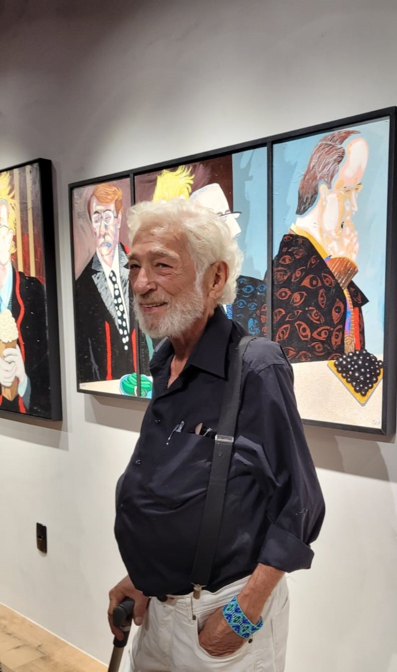 Artista pl&aacute;stico Paulo Andrade na exposi&ccedil;&atilde;o Do golpe ao golpe, que re&uacute;ne 22 de suas obras
