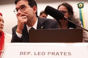 Deputado Léo Prates seguiu o roteiro que tinha sido
decidido entre o comando da Câmara e o Palácio do Planalto
- (crédito: Lula Marques/Agência Brasil) Deputado Léo Prates seguiu o roteiro que tinha sido
decidido entre o comando da Câmara e o Palácio do Planalto
- (crédito: Lula Marques/Agência Brasil)