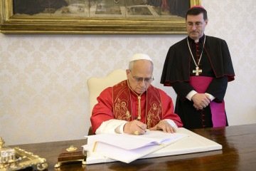 O papa Leão XIV assina a sua encíclica: documento foi lançado 135 anos depois do documento de Leão XIII - (crédito: Imprensa do Vaticano/AFP) O papa Leão XIV assina a sua encíclica: documento foi lançado 135 anos depois do documento de Leão XIII - (crédito: Imprensa do Vaticano/AFP)
