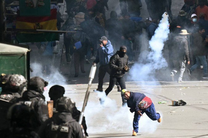Demonstrators clash with anti-riot police during a rally against President Rodrigo Paz in La Paz on May 25, 2026. Paz's presidency has been rocked by entrenched protests centered in Bolivia's administrative capital, La Paz, which have seen protestors block roads, leading to food, fuel and medicine shortages. (Photo by Marvin RECINOS / AFP)
- (crédito: Marvin Recinos/AFP) Demonstrators clash with anti-riot police during a rally against President Rodrigo Paz in La Paz on May 25, 2026. Paz's presidency has been rocked by entrenched protests centered in Bolivia's administrative capital, La Paz, which have seen protestors block roads, leading to food, fuel and medicine shortages. (Photo by Marvin RECINOS / AFP)
- (crédito: Marvin Recinos/AFP)