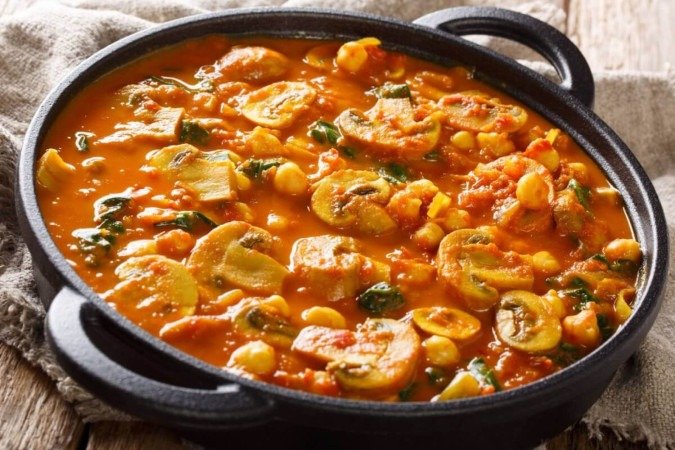Curry de cogumelo com grão-de-bico e espinafre (Imagem: Sergii Koval | Shutterstock) - (crédito: EdiCase) Curry de cogumelo com grão-de-bico e espinafre (Imagem: Sergii Koval | Shutterstock) - (crédito: EdiCase)