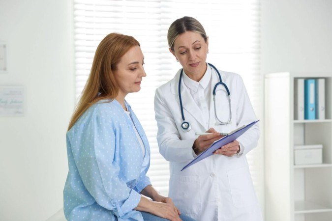 Mulheres que realizam check-ups periódicos têm mais chances de receber diagnósticos precoces e tratamentos mais eficazes (Imagem: New Africa | Shutterstock) - (crédito: EdiCase) Mulheres que realizam check-ups periódicos têm mais chances de receber diagnósticos precoces e tratamentos mais eficazes (Imagem: New Africa | Shutterstock) - (crédito: EdiCase)