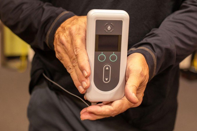 O tratamento da biofarmacêutica AbbVie utiliza uma bomba infusora vestível que administra a medicação de forma contínua por 24 horas. - (crédito: reprodução/novanthealth) O tratamento da biofarmacêutica AbbVie utiliza uma bomba infusora vestível que administra a medicação de forma contínua por 24 horas. - (crédito: reprodução/novanthealth)