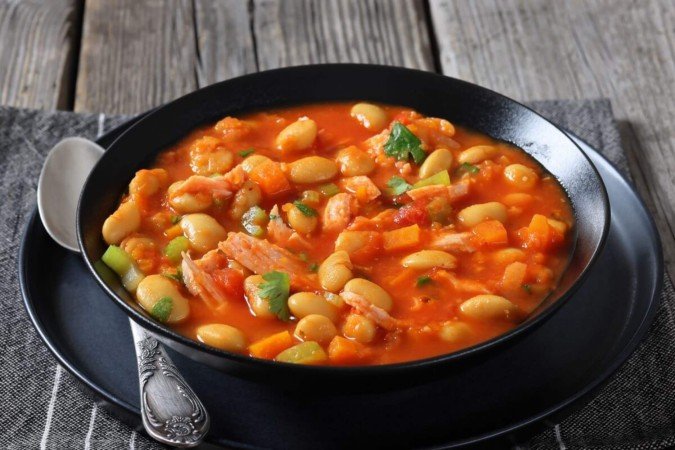 Sopa de feijão-branco com frango (Imagem: from my point of view | Shutterstock) - (crédito: EdiCase) Sopa de feijão-branco com frango (Imagem: from my point of view | Shutterstock) - (crédito: EdiCase)