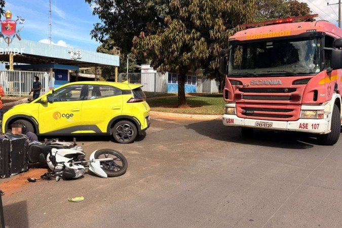 Colisão entre carro e moto no SGO deixa um ferido nesta segunda-feira (25) - (crédito: Divulgação / PCDF) Colisão entre carro e moto no SGO deixa um ferido nesta segunda-feira (25) - (crédito: Divulgação / PCDF)