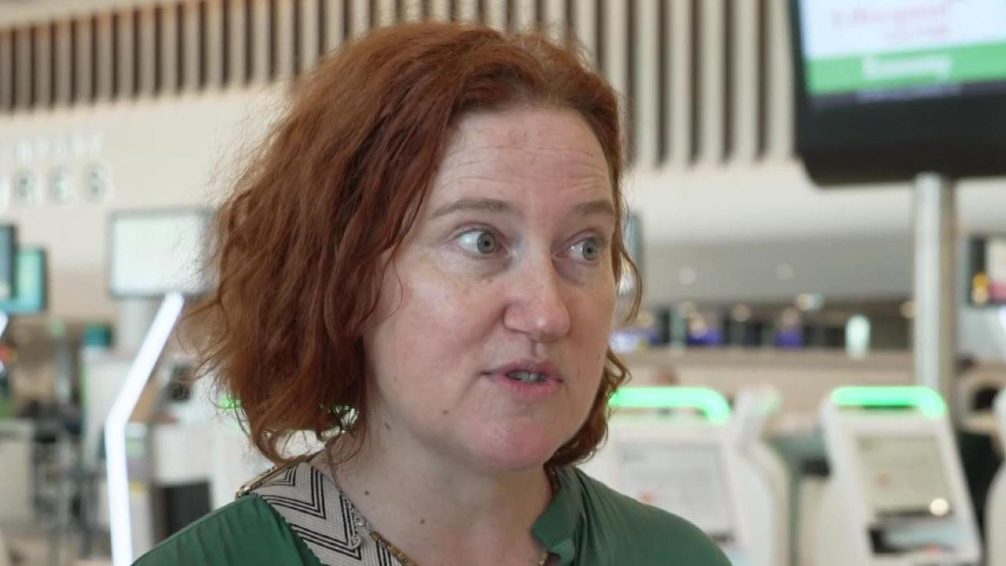 Enfermeira a caminho do epicentro do surto de ebola alerta para riscos