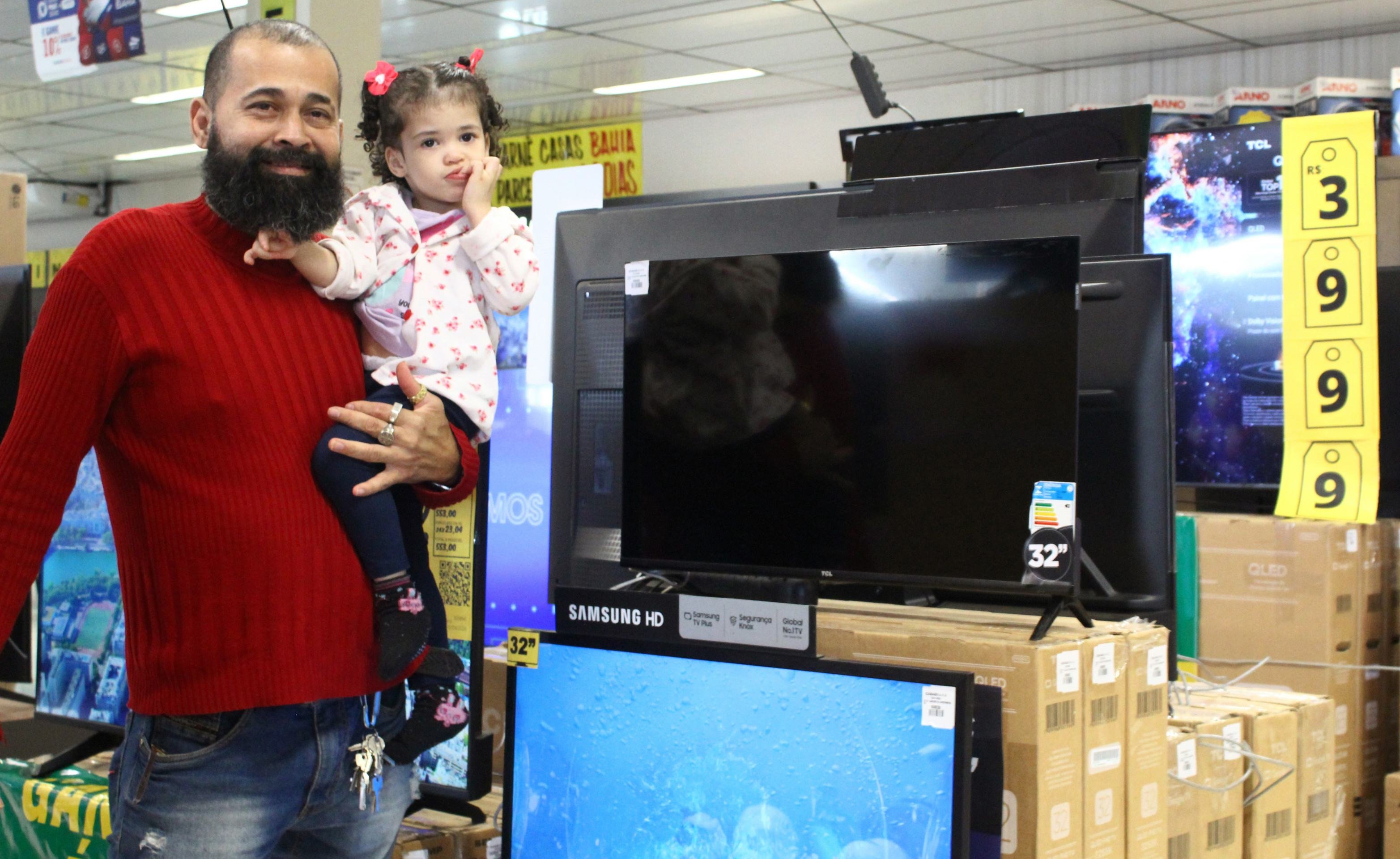 Marcelo Jaguar foi com a esposa e os filhos comprar um aparelho de 32 polegadas para o quarto