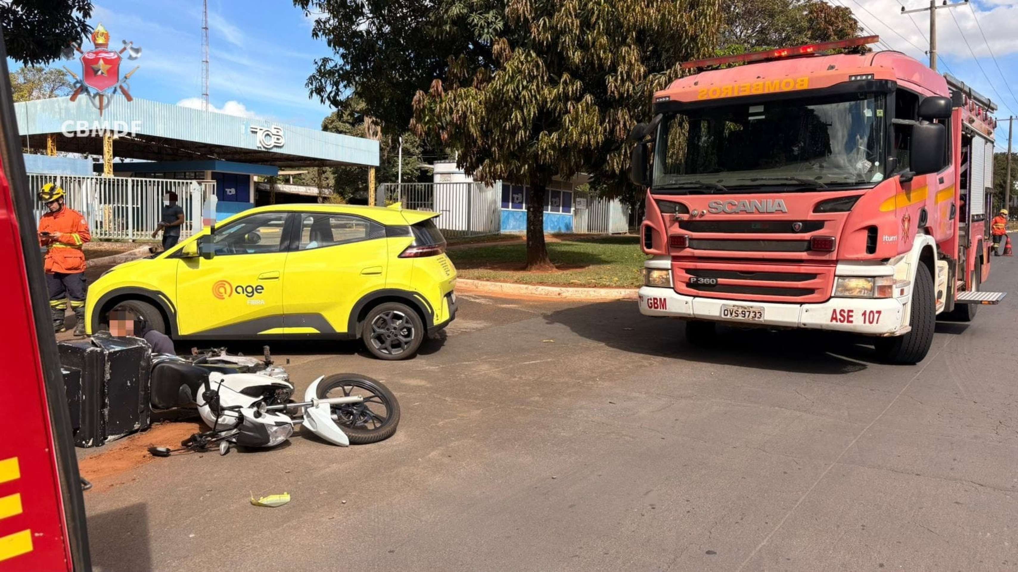 Colisão entre carro e moto deixa um ferido nesta segunda-feira (25/5)
