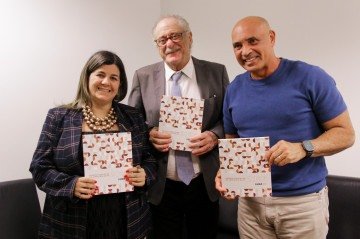 Entrega da Agenda Legislativa da Fibra na CLDF: a diretora de Assuntos Institucionais e Governamentais da Fibra, Danielle Bastardo; o presidente da Fibra, Jamal Jorge Bittar; e o presidente da CLDF, deputado Wellington Luiz (MDB) -  (crédito:  Victor Hugo Pessoa/Sistema Fibra)