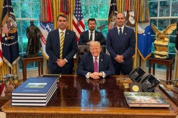 Flávio e Eduardo Bolsonaro com Trump -  (crédito: Divulgação)