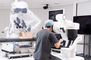 Na imagem, o robo Hinotori, desenvolvido pela Medicaroid, uma joint venture entre as empresas japonesas Kawasaki e Sysmex -  (crédito: Divulgação)