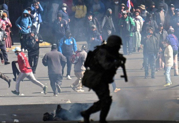 Os manifestantes picharam slogans no centro de La Paz com a mensagem 'Fora Rodrigo Paz' -  (crédito: Reuters)