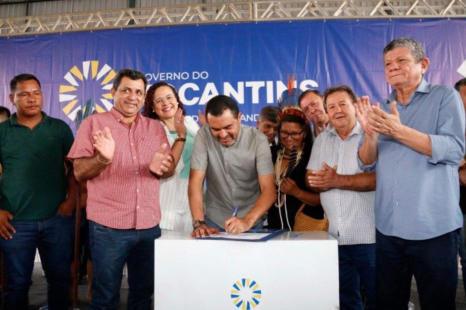 O governador do estado de Tocantis, Wanderlei Barbosa (Republicanos -TO), assina autorização para reforma de escola -  (crédito: Secom GovTo)