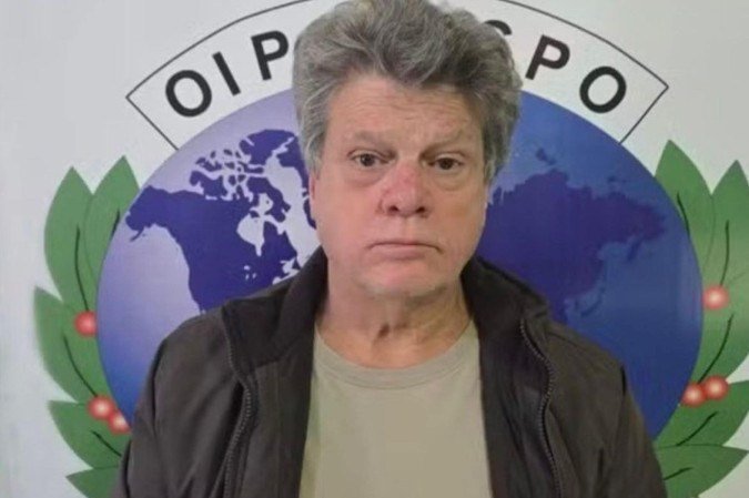 Apontado como um dos líderes do PCC, traficante havia fugido após conseguir prisão domiciliar em Mato Grosso do Sul
- (crédito: Reprodução) Apontado como um dos líderes do PCC, traficante havia fugido após conseguir prisão domiciliar em Mato Grosso do Sul
- (crédito: Reprodução)