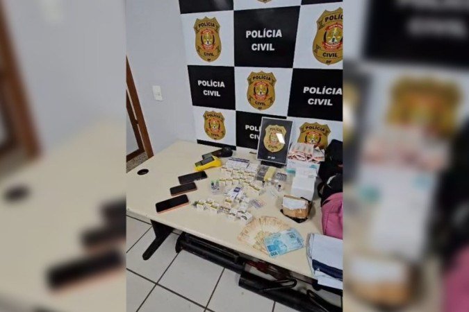 Uma das mulheres foi detida próximo ao CasaPark, em posse de outros produtos semelhantes. A outra suspeita foi presa na Rodoviária Interestadual, também com medicamentos. - (crédito: Foto: Divulgação/PCDF) Uma das mulheres foi detida próximo ao CasaPark, em posse de outros produtos semelhantes. A outra suspeita foi presa na Rodoviária Interestadual, também com medicamentos. - (crédito: Foto: Divulgação/PCDF)