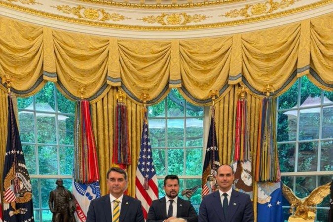 Flávio e Eduardo Bolsonaro com Trump