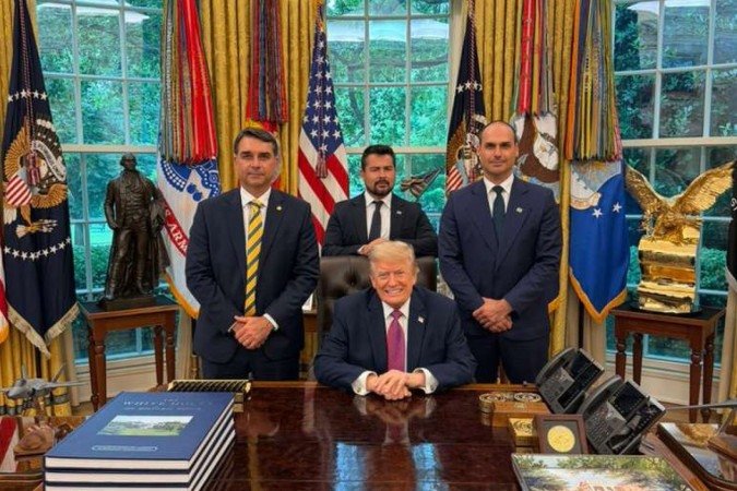 Flávio e Eduardo Bolsonaro com Trump - (crédito: Divulgação) Flávio e Eduardo Bolsonaro com Trump - (crédito: Divulgação)