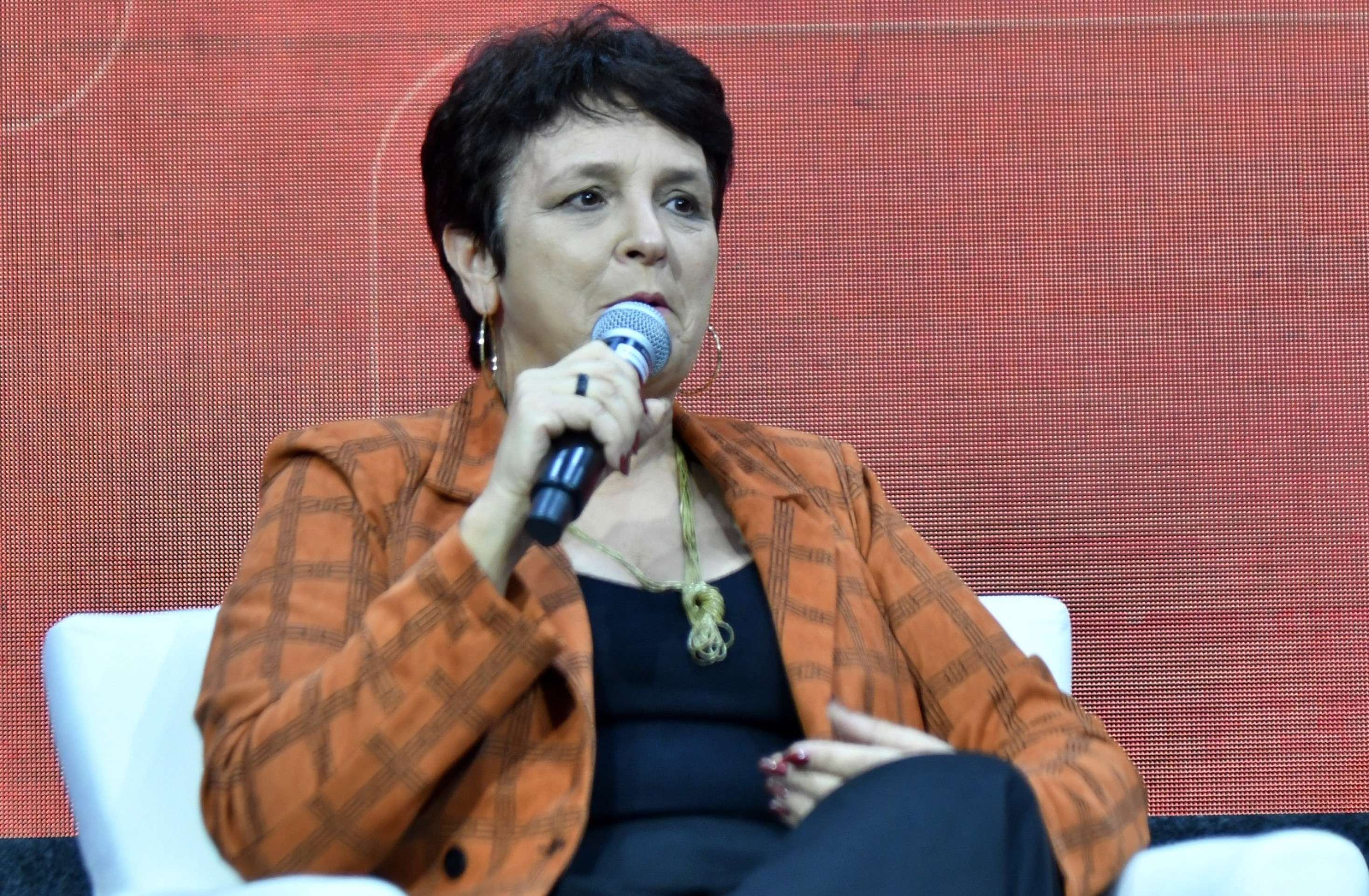 Mulheres devem estar no centro do debate sobre fim da 6x1, diz secretária