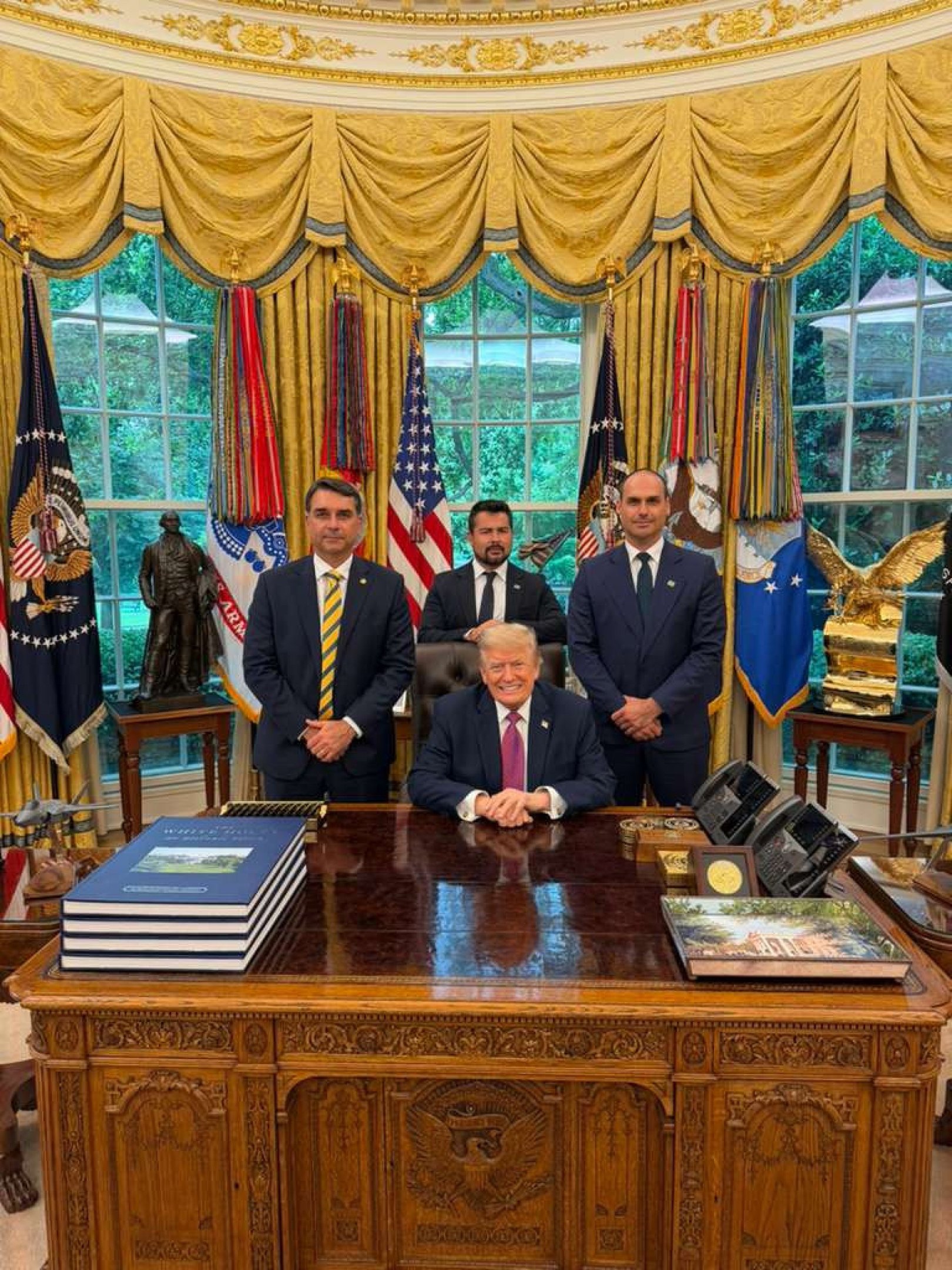 Fl&aacute;vio e Eduardo Bolsonaro com Trump