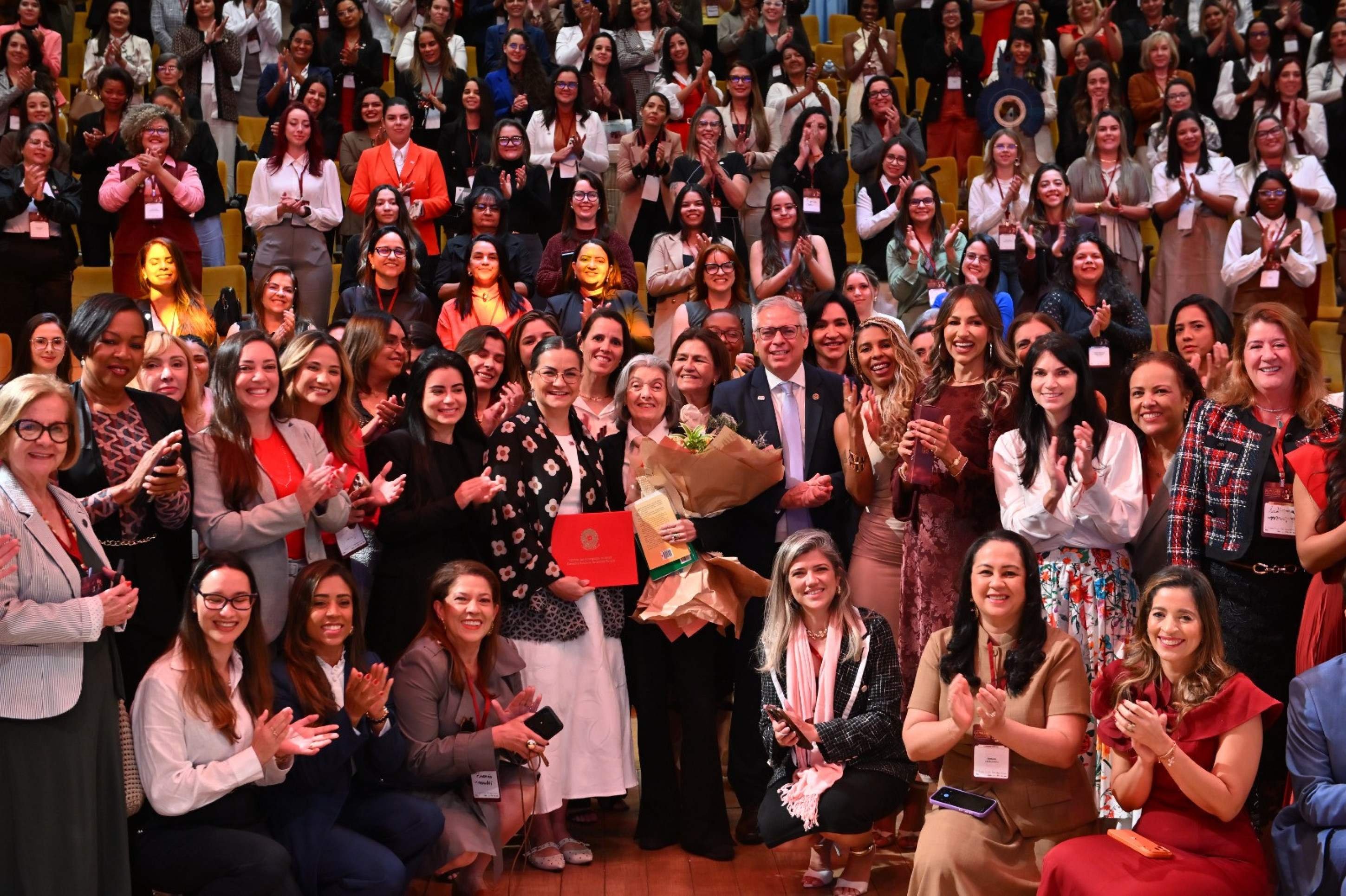Em confer&ecirc;ncia da OAB, Carm&eacute;n L&uacute;cia  defendeu paridade de g&ecirc;nero e afirmou que a viol&ecirc;ncia contra mulheres amea&ccedil;a a democracia