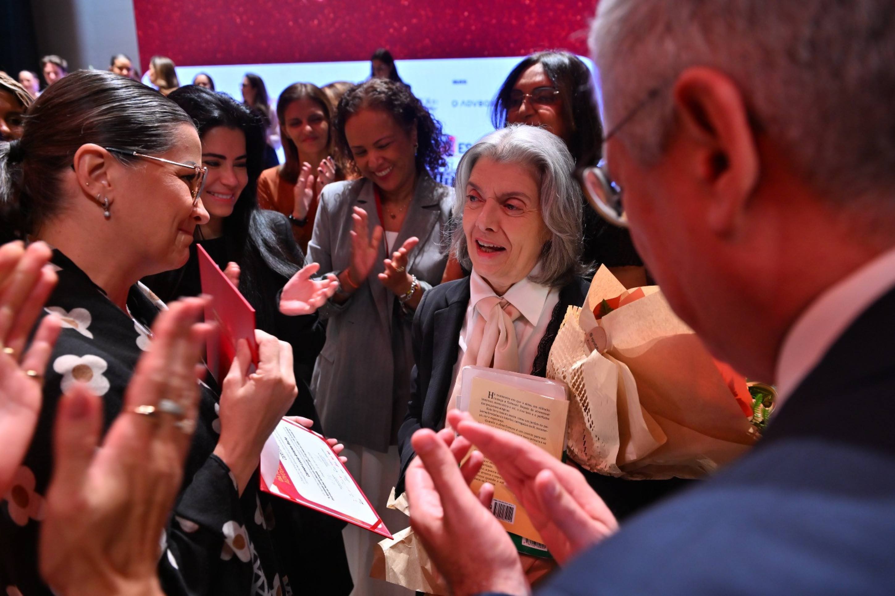 Em confer&ecirc;ncia da OAB, Carm&eacute;n L&uacute;cia defendeu paridade de g&ecirc;nero e afirmou que a viol&ecirc;ncia contra mulheres amea&ccedil;a a democracia