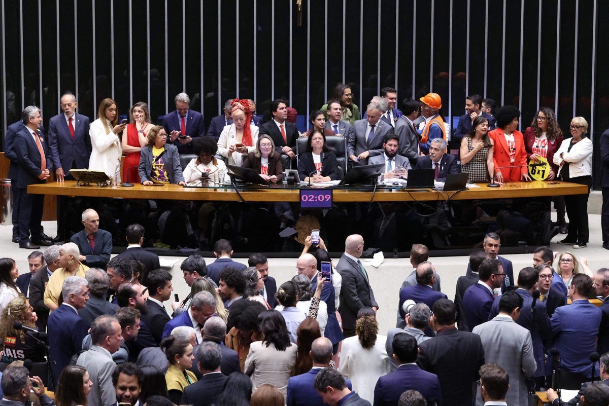 Oposição prepara reação no Senado à PEC que acaba com escala 6x1