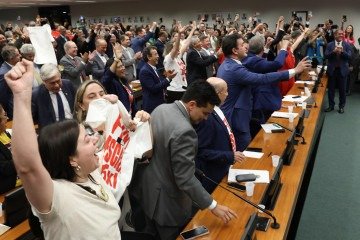 Proposta de redução da jornada foi aprovada na Câmara e seguiu para o Senado . - (crédito: Fotográfo/Agência Brasil) Proposta de redução da jornada foi aprovada na Câmara e seguiu para o Senado . - (crédito: Fotográfo/Agência Brasil)
