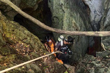 Esta imagem divulgada pela Metta Tham Rescue Kalasin em 26 de maio de 2026 mostra equipes de resgate dentro de uma caverna na província de Xaisomboun     -  (crédito: HANDOUT / METTA THAM RESCUE KALASIN / AFP)