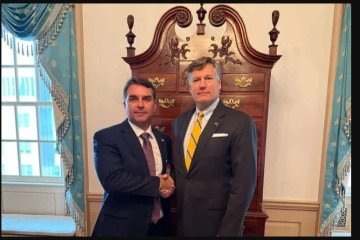  2026. O senador Flávio Bolsonaro (PL-RJ), com Christopher Landau, vice-secretário de Estado. -  (crédito:  Divulga&ccedil;&atilde;o)