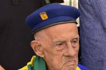 Veterano da Segunda Guerra recebeu homenagem com banda militar em frente de casa em Guaçuí
- (crédito: Reprodução/Prefeitura de Guaçuí) Veterano da Segunda Guerra recebeu homenagem com banda militar em frente de casa em Guaçuí
- (crédito: Reprodução/Prefeitura de Guaçuí)