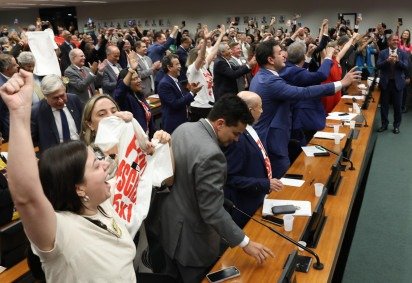 Proposta de redução da jornada foi aprovada na Câmara e seguiu para o Senado . -  (crédito:  Fotogr&aacute;fo/Ag&ecirc;ncia Brasil) -Proposta de redução da jornada foi aprovada na Câmara e seguiu para o Senado . -  (crédito:  Fotogr&aacute;fo/Ag&ecirc;ncia Brasil)